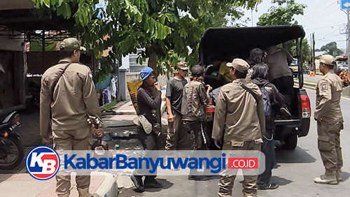 Satpol PP Banyuwangi Amankan 10 Anak Punk di Taman Tirtawangi untuk Didata dan Dibina