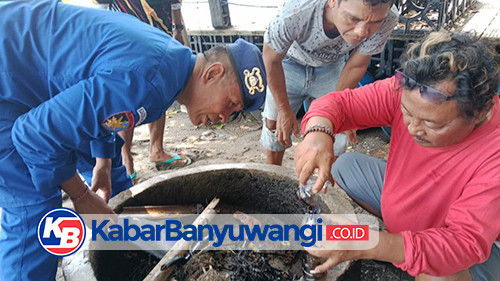 Satpolairud Ambil Sampel Cairan Diduga Oli yang Cemari Pantai Bangsring Underwataer Banyuwangi