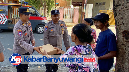 Jumat Berkah, Polisi Banyuwangi Bagikan Nasi Kotak dan Edukasi Masyarakat