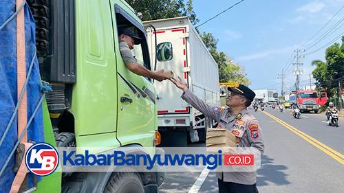 Polresta Banyuwangi Bagikan Nasi Kotak ke Sopir Truk Logistik yang Terjebak Macet Horor