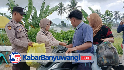 Momen Tradisi Nyekar, Polisi Banyuwangi Berbagi Bunga ke Warga di Kawasan TPU