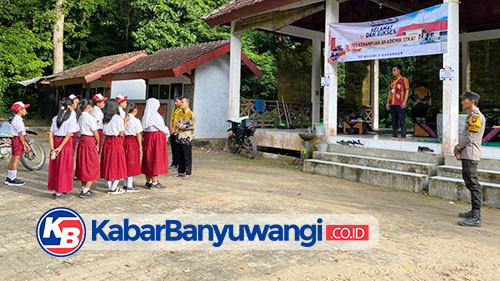 https://kabarbanyuwangi.co.id/asset/foto_berita/Polisi_kawal_anak_sekolah.jpg