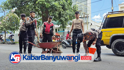 https://kabarbanyuwangi.co.id/asset/foto_berita/Polisi_perbaiki_jalan_berlubang.jpg