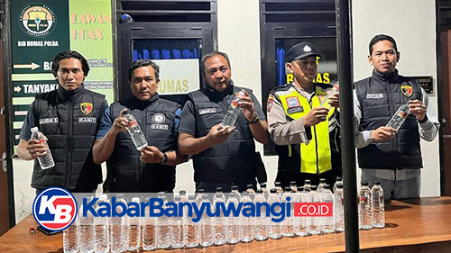 Ibu Rumah Tangga di Banyuwangi Jual Miras, Puluhan Botol Arak Bali Disita Polisi