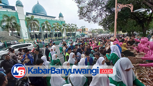 Ribuan Warga Berebut Takjil dari Polresta Banyuwangi di Kawasan Taman Sritanjung