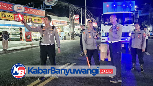 Polresta Banyuwangi Siaga 24 Jam Atasi Kemacetan di Pelabuhan Ketapang, Kawal Bayi dan Ibunya karena Kelelahan