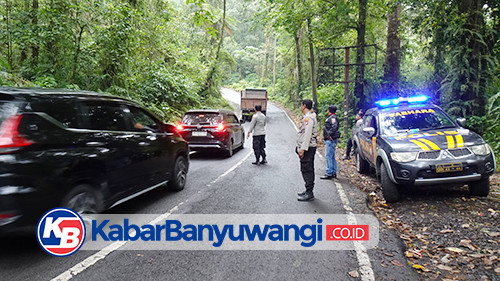 https://kabarbanyuwangi.co.id/asset/foto_berita/Polsek_Licin_atur_arus_lalu_lintas_di_jalur_TWA_Ijen.jpg