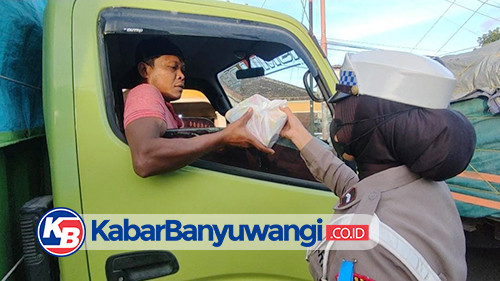 Personel Polresta Banyuwangi Urai Kemacetan dan Bagikan Mamin ke Pengendara yang Terjebak Macet di Ketapang