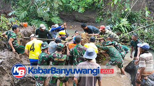 Prajurit Kodim 0825 Banyuwangi Bersih-Bersih Sisa Longsor di Sempu