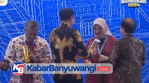 Presiden Jokowi Serahkan Penghargaan Pembangunan Daerah ke Bupati Banyuwangi