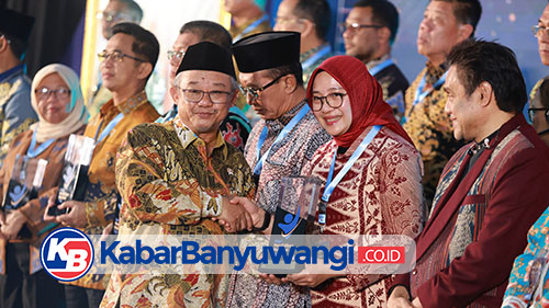 Program Inovatif Pendidikan, Mendikdasmen Ganjar Dua Penghargaan pada Bupati Ipuk