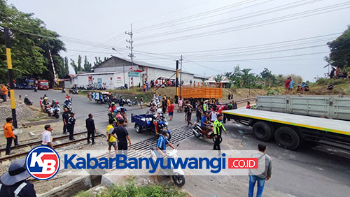 Diduga Rem Blong, Truk Tronton Melintang di Perlintasan Argopuro Hambat Perjalanan KA