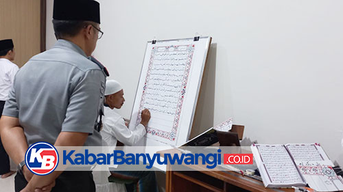 Berkah Ramadan, Tiga Warga Binaan Lapas Banyuwangi Membuat Al-Quran Berukuran Besar