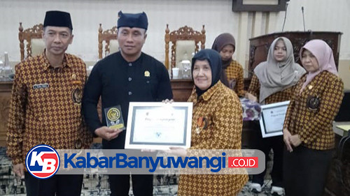 https://kabarbanyuwangi.co.id/asset/foto_berita/Prosesi_penyerahan_penghargaan.jpg