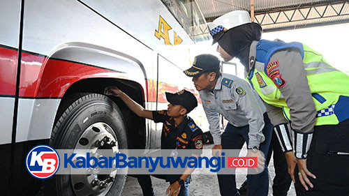 Tim Gabungan Polisi dan Dishub Banyuwangi Lakukan Ramp Check Angkutan Umum Jelang Nataru