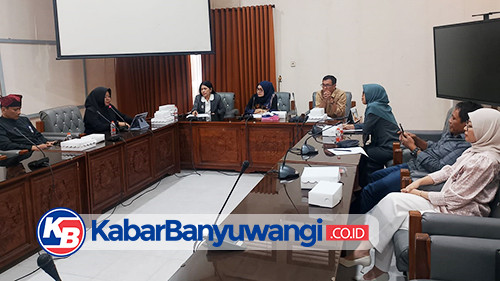 https://kabarbanyuwangi.co.id/asset/foto_berita/Rapat_Komisi_II_DPRD_bersama_Dinsos_PPKB.jpg