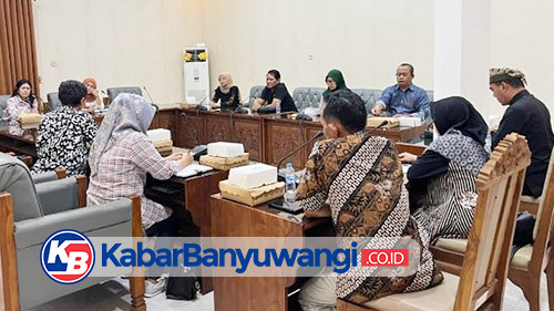 https://kabarbanyuwangi.co.id/asset/foto_berita/Rapat_Komisi_II_DPRD_soal_pinjaman.jpg