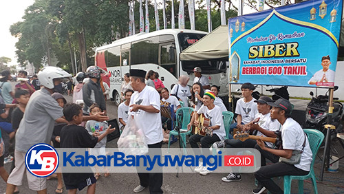 Relawan Siber Banyuwangi Berbagi Ratusan Takjil Diserbu Warga, Semoga Berkah