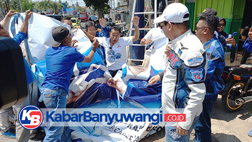 Merasa Dikhianati, DPC Demokrat Banyuwangi Robek-robek Baliho Anies Baswedan
