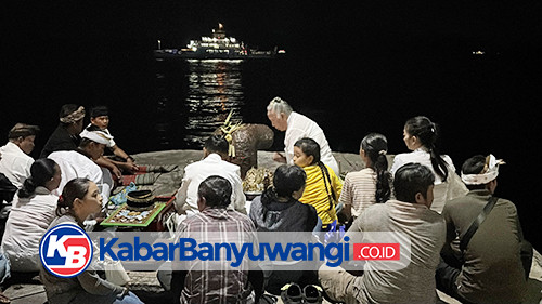 Keluarga ABK Kapal Tenggelam Menggelar Sembahyang di Dermaga Pelabuhan Ketapang