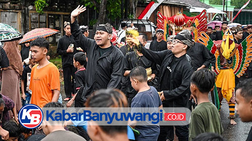 Di Bawah Rintik Hujan, Tradisi Barong Ider Bumi Kemiren Banyuwangi Berlangsung Khidmat