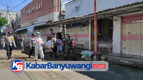 Ditemukan 3 Pasien Positif, Satgas Covid-19 Semprot Pasar Induk Banyuwangi