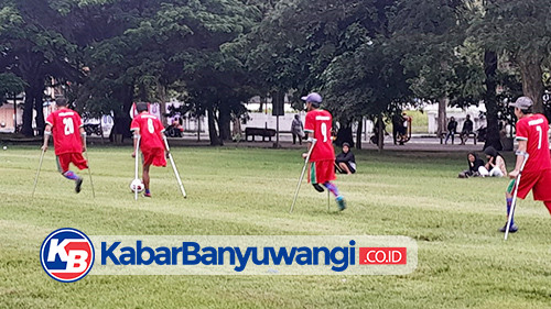 Mengintip Tim Sepak Bola Difabel Banyuwangi Berlatih di Taman Blambangan