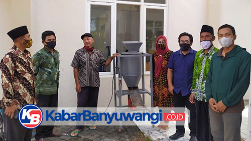 Olah Sampah Organik, Dosen Poliwangi Hibahkan Alat Pencacah Pembuat Pupuk