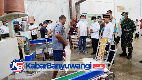 Pantau Harga dan Ketersediaan Bahan Pokok, Wabup Mujiono Sidak Pasar dan Pabrik Penggilingan Beras