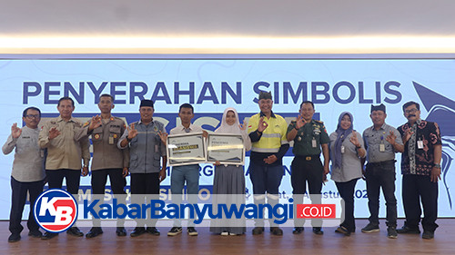 https://kabarbanyuwangi.co.id/asset/foto_berita/Simbolis_penyerahan_beasiswa_PT_BSI.jpg