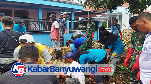 Banjir di Banyuwangi Surut, Warga Dibantu Petugas Bersihkan Sampah dan Lumpur 