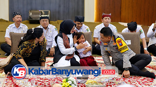 https://kabarbanyuwangi.co.id/asset/foto_berita/Siswa_SR_menangis_dipelukan_Ipuk.jpg