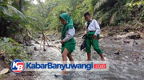 Demi Meraih Cita-cita Jadi TNI, Siswa Asal Kabat Bersekolah Seberangi Sungai