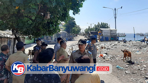 Viral Buang Sampah di Pesisir, Pos TNI AL Muncar Banyuwangi Gerak Cepat Cari Solusi