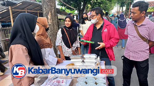 Anggota DPR RI, Sony Borong Produk UMKM di Pasar Takjil Banyuwangi