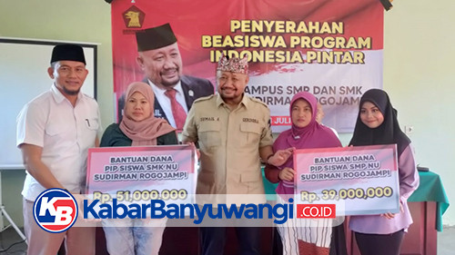 Sumail Serahkan Beasiswa Program Indonesia Pintar Kepada 102 Pelajar di Banyuwangi