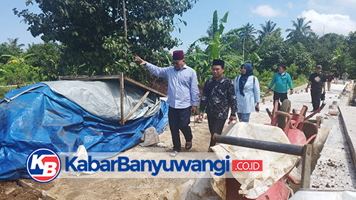 Sumail Monitoring Progres Pembangunan Jembatan Gantung Penghubung Dua Dusun di Banyuwangi