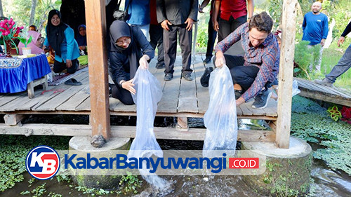 Sungai Watch Sebar Jaring Penghalang Sampah di 23 Sungai Banyuwangi, Target 100 Jaring