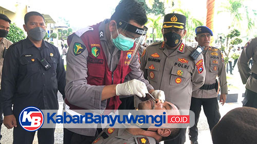 Personil Polresta Banyuwangi Jalani Swab Antigen dan Wajib Scan Barcode PeduliLindungi