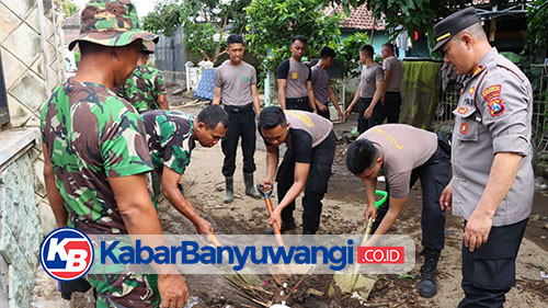 Pasca Banjir di Banyuwangi, TNI-Polri Bersihkan Material Lumpur dan Sampah