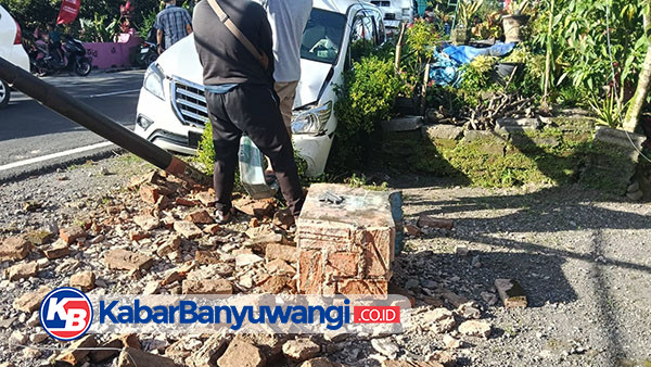 Mobil Kijang Innova Tabrak Tiang PJU di Banyuwangi, Diduga Pengemudi Mengantuk