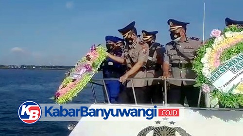 Peringati HUT Bhayangkara, Polresta Banyuwangi Tabur Bunga di Laut
