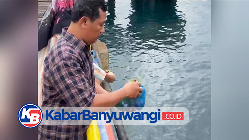 Keluarga Korban Tenggelamnya KMP Tunu Pratama Jaya Berdoa dan Tabur Bunga di Selat Bali