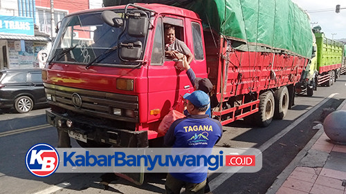 https://kabarbanyuwangi.co.id/asset/foto_berita/Tagana_bagikan_nasi.jpg