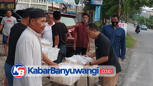 Ikawangi Balikpapan Kaltim, Bagi Takjil Kepada Penguna Jalan