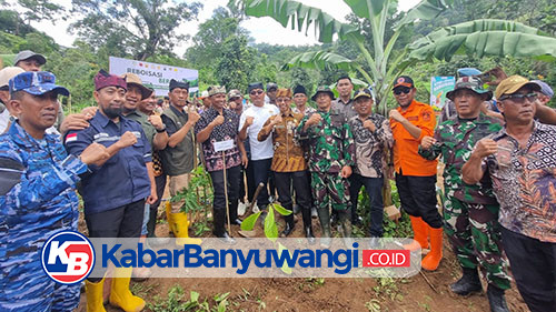 Perkuat Tangkapan Air di Hulu, Banyuwangi Tanam 20 Ribu Pohon di Pesanggaran