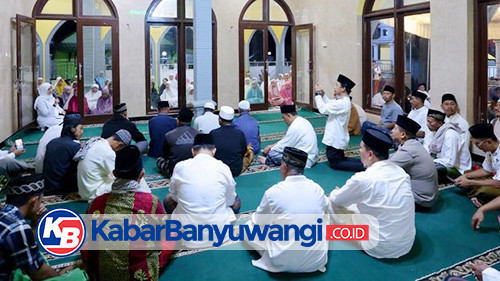 Bupati Ipuk Beber Program di Kecamatan Glenmore saat Tarawih Bersama 