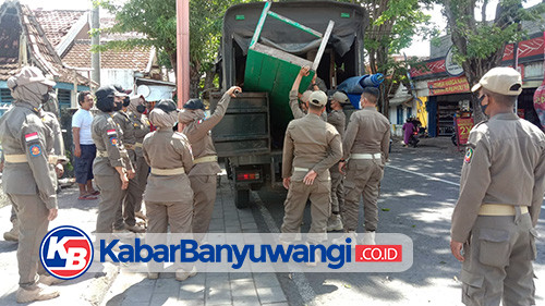 Satpol PP Tertibkan Lapak PKL di Trotoar Pasar Banyuwangi