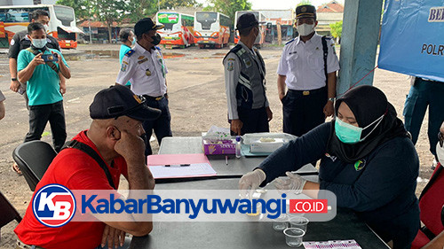 Tekan Angka Kecelakaan Saat Nataru, Polresta Banyuwangi Lakukan Tes Urine Sopir