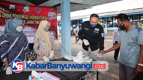 Polresta Banyuwangi Test Urine Sopir dan Kernet Angkutan Mudik